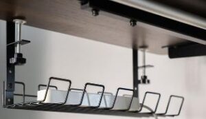 Установка кронштейнов для размещения посуды и столовых приборов